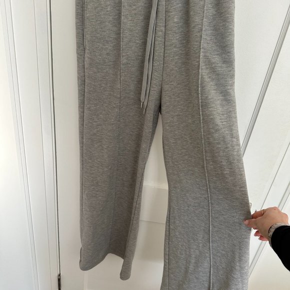 FOR LOVE AND LEMONS WIDE LEG SWEATPANT - PINTUCK SEAM - M - Picture 3 of 7